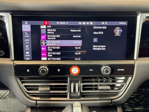 Certified 2025 Porsche Macan AWD/4WD image 15
