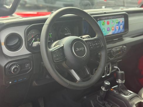 Used 2024 Jeep Wrangler Unlimited AWD/4WD image 9