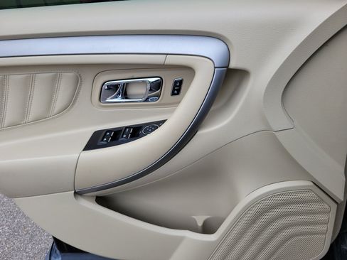 Used 2016 Ford Taurus SE image 15