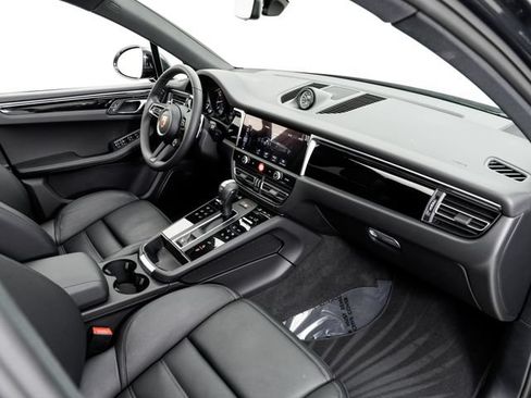 Certified 2026 Porsche Macan AWD/4WD image 26