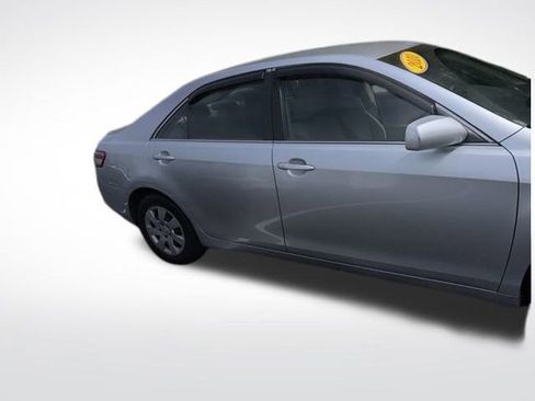 Used 2010 Toyota Camry LE image 5