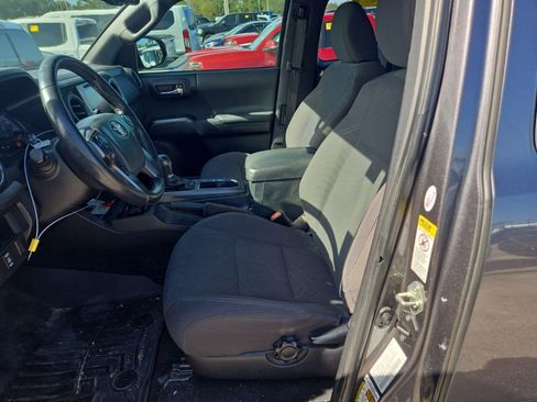 Used 2017 Toyota Tacoma TRD Sport image 5