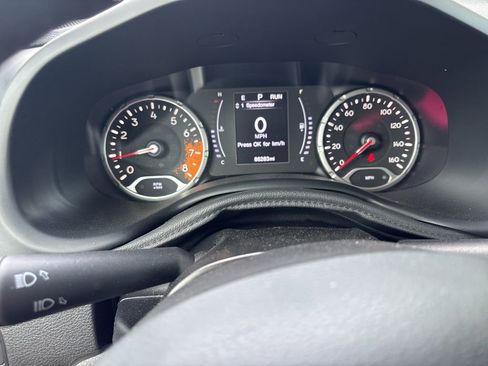 Used 2018 Jeep Renegade Latitude FWD image 25