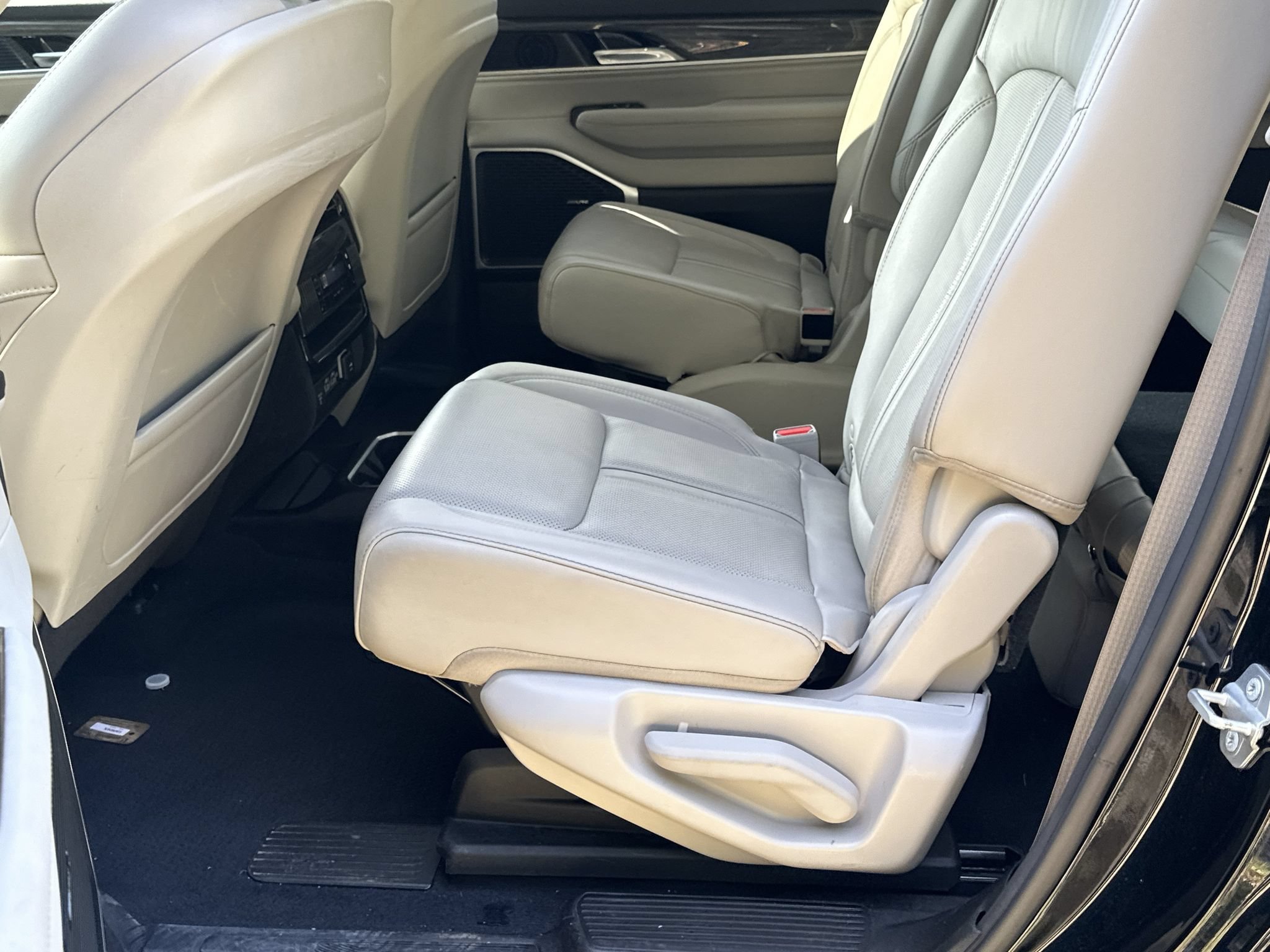 Used 2022 Jeep Wagoneer Series III w/ Flexible Seating Group RWD image 20