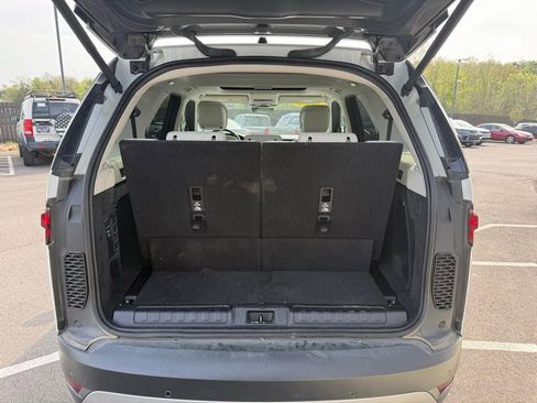 Used 2024 Land Rover Discovery S image 14