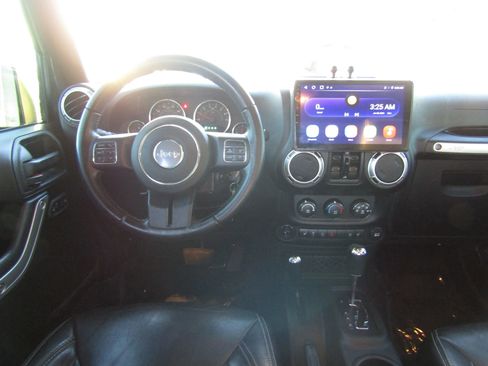 Used 2017 Jeep Wrangler Unlimited Sahara w/ Connectivity Group image 16