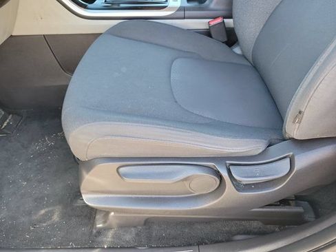 Used 2023 Kia Carnival LX FWD image 13