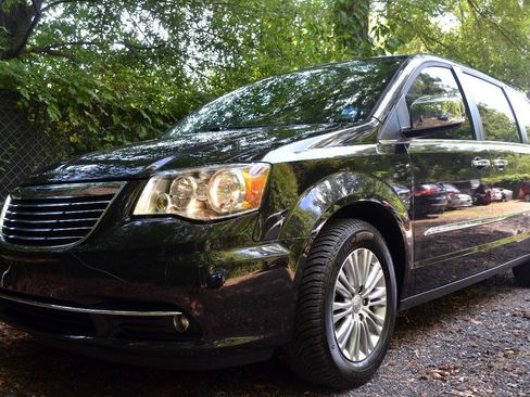 Used 2015 Chrysler Town & Country Touring-L w/ Driver Convenience Group FWD image 2