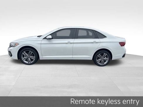 Used 2023 Volkswagen Jetta SE image 4