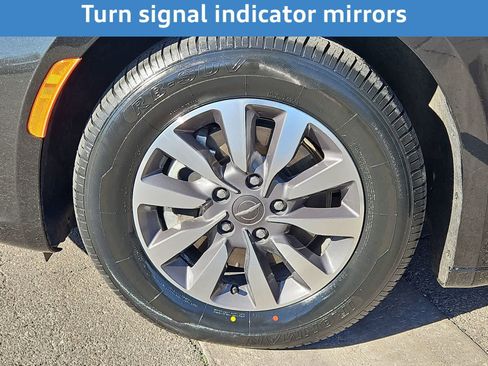 Used 2023 Chrysler Pacifica Touring-L image 16