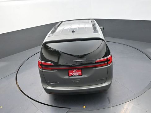 Used 2025 Chrysler Pacifica Limited image 25