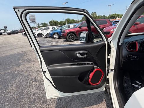 Used 2023 Jeep Renegade Trailhawk AWD/4WD image 18