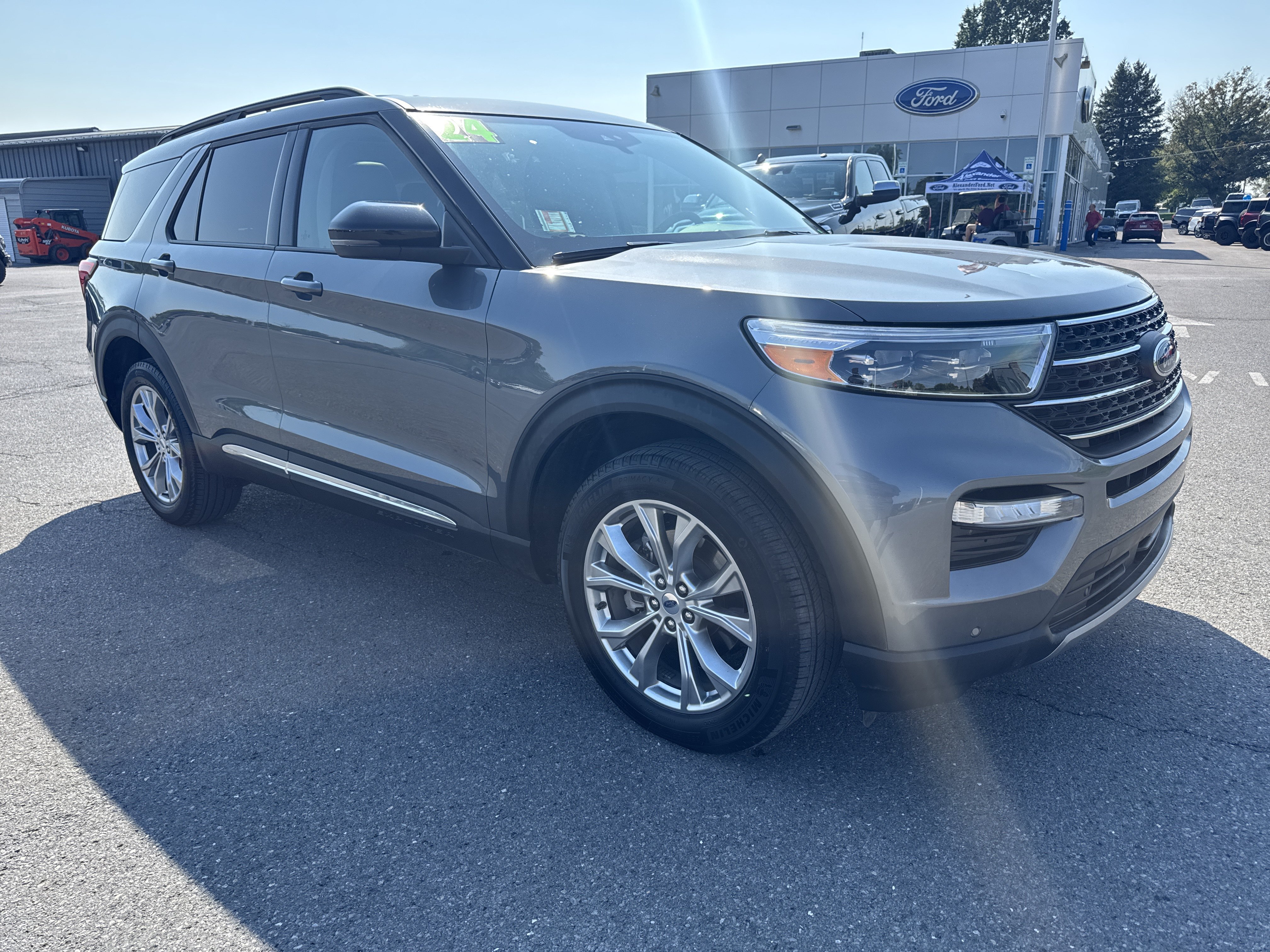 Used 2024 Ford Explorer XLT w/ Equipment Group 202A AWD/4WD image 1