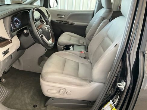 Used 2017 Toyota Sienna XLE image 3