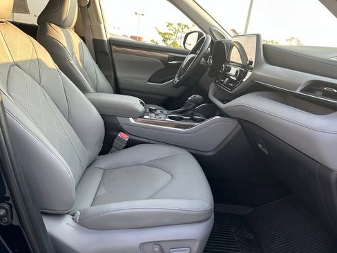 Used 2025 Toyota Highlander Platinum AWD/4WD image 30