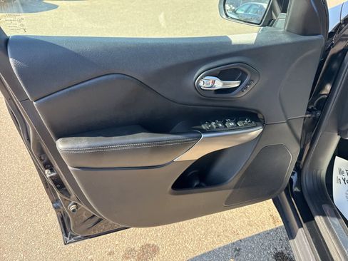 Used 2019 Jeep Cherokee Limited w/ Luxury Group image 11