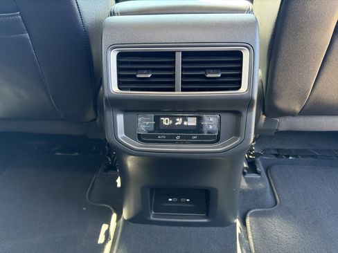 Used 2024 Volkswagen Atlas SE image 10