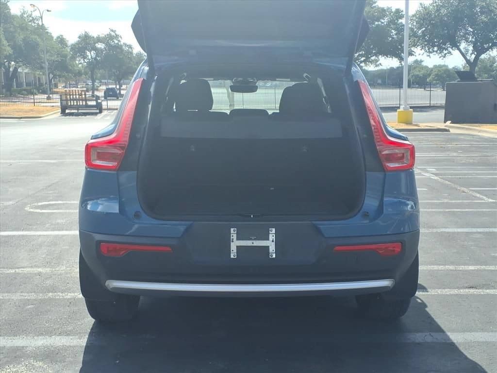 Used 2023 Volvo XC40 B4 Core w/ Convenience Package FWD image 16