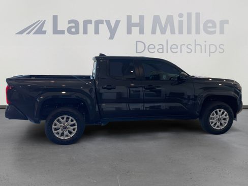 Certified 2025 Toyota Tacoma SR5 AWD/4WD image 6
