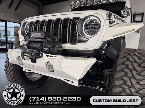 Used 2025 Jeep Wrangler Unlimited Rubicon AWD/4WD image 5