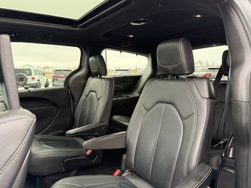 Used 2021 Chrysler Pacifica Touring-L w/ Uconnect Theater Family Group image 23