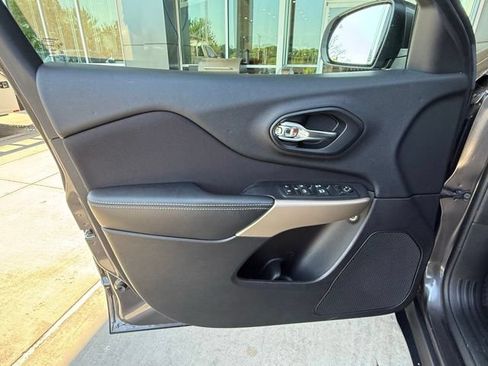 Used 2017 Jeep Cherokee Latitude w/ Safety/Convenience Group FWD image 13