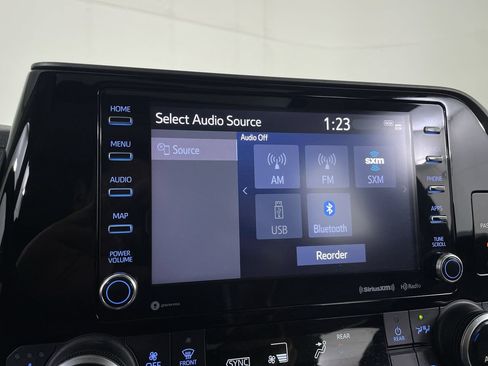 Used 2020 Toyota Highlander XLE AWD/4WD image 14