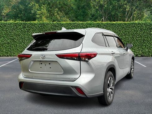 Used 2021 Toyota Highlander XLE image 3