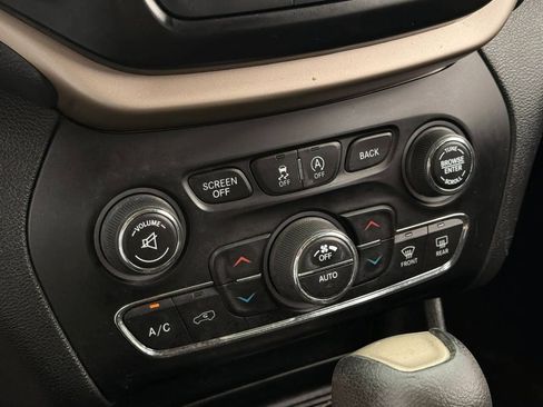 Used 2016 Jeep Cherokee Latitude w/ Comfort/Convenience Group FWD image 20