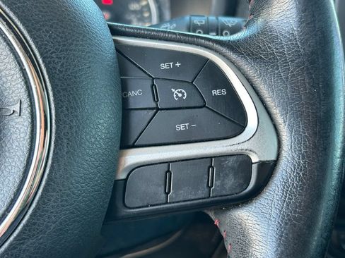Used 2016 Jeep Renegade Trailhawk w/ Premium Trailhawk Package AWD/4WD image 21