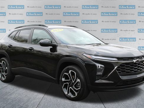 Used 2025 Chevrolet Trax RS w/ Sunroof Package image 3