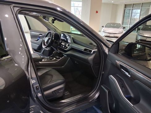 Used 2022 Toyota Highlander Platinum image 11