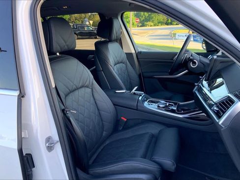 Used 2025 BMW X7 xDrive40i AWD/4WD image 9