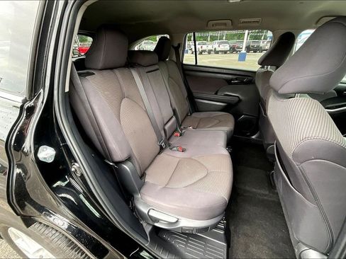 Used 2024 Toyota Highlander LE AWD/4WD image 28