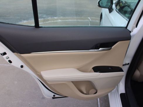 Used 2019 Toyota Camry XLE image 22