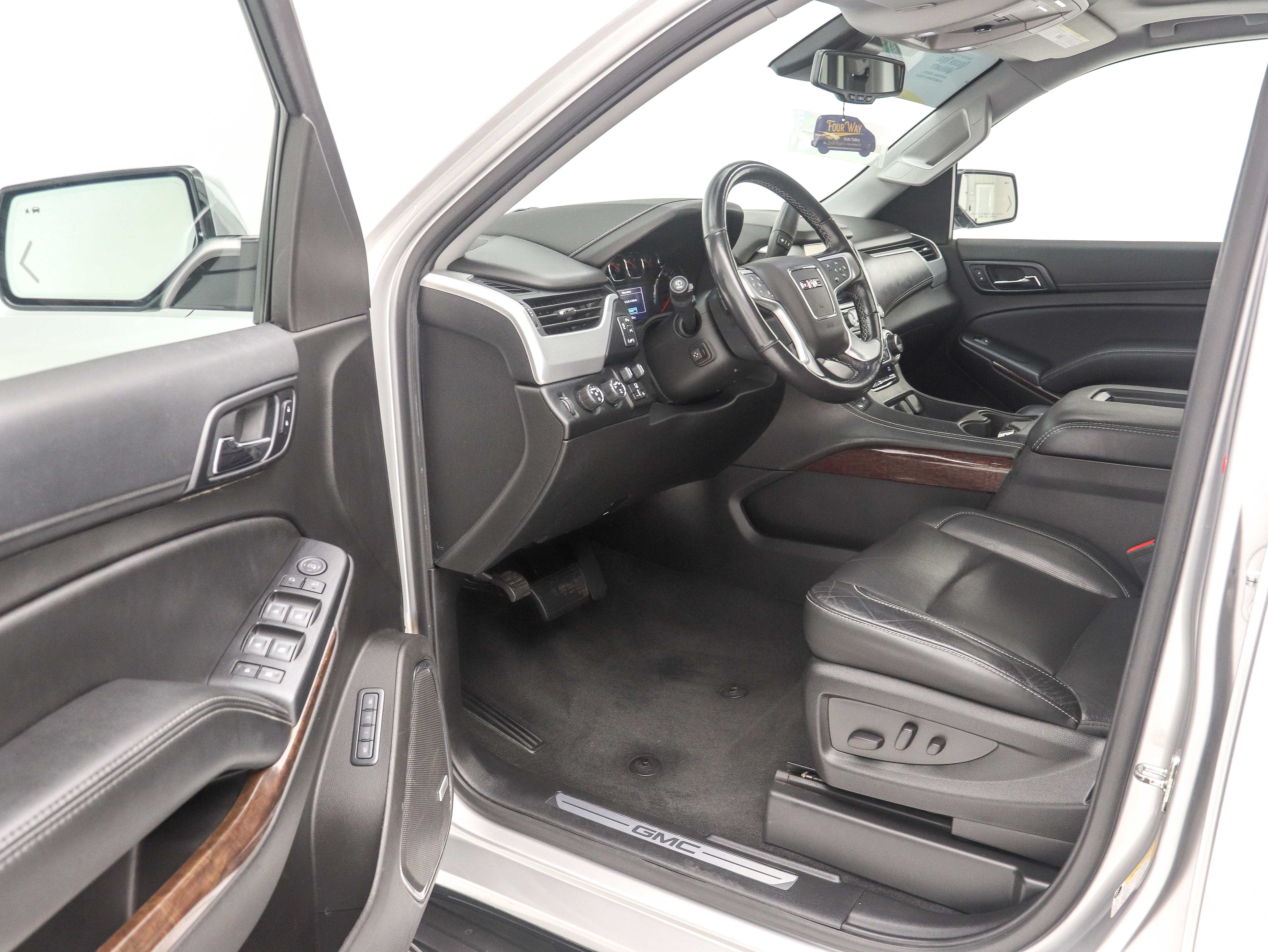 Used 2020 GMC Yukon XL SLT w/ Premium Edition AWD/4WD image 17