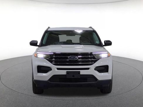 Used 2023 Ford Explorer XLT AWD/4WD image 2