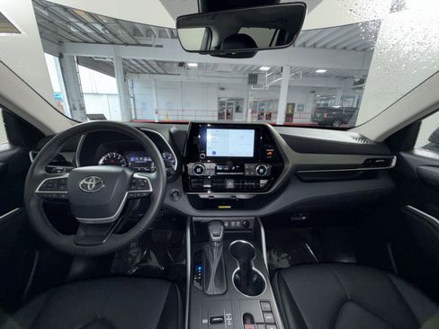 Used 2023 Toyota Highlander XLE FWD image 23