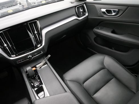 Used 2025 Volvo S60 B5 Core image 11