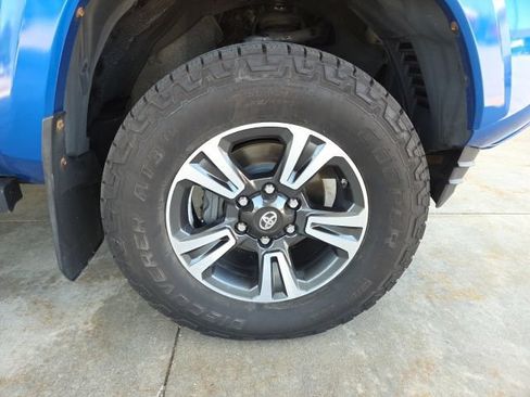 Used 2017 Toyota Tacoma TRD Sport AWD/4WD image 73