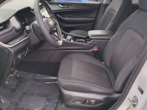 Certified 2023 Jeep Grand Cherokee Laredo w/ Luxury Tech Group I image 16