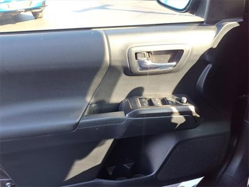 Used 2019 Toyota Tacoma TRD Sport image 16
