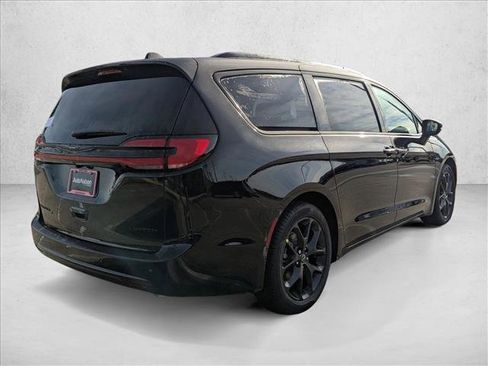 New 2026 Chrysler Pacifica Limited image 2
