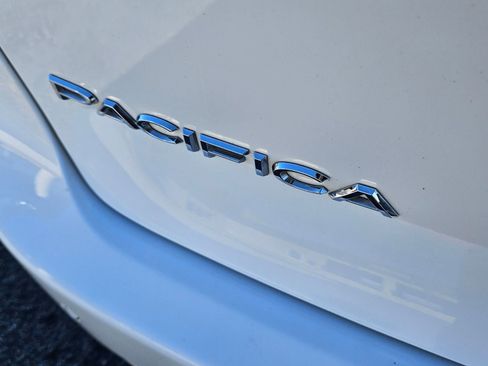 Used 2023 Chrysler Pacifica Touring-L image 12