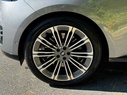 New 2025 Land Rover Range Rover SE image 4