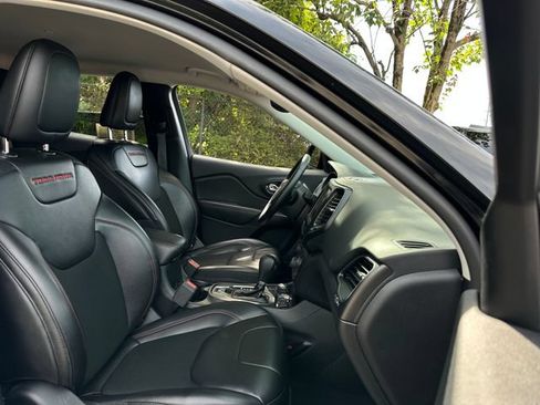 Used 2020 Jeep Cherokee Trailhawk w/ Comfort/Convenience Group AWD/4WD image 34