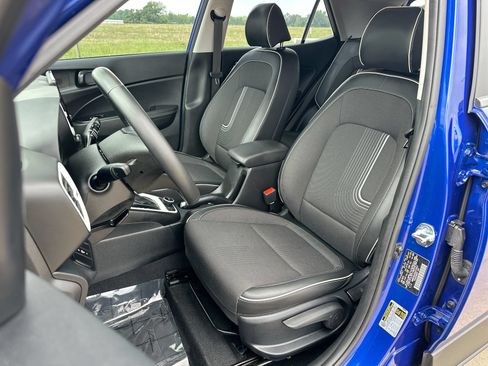 Used 2025 Hyundai Venue Limited FWD image 11