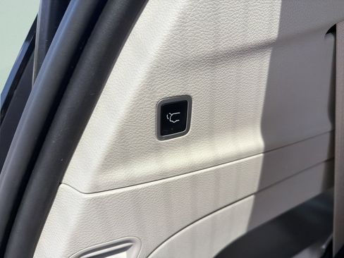 Used 2023 Chrysler Pacifica Touring-L FWD image 13