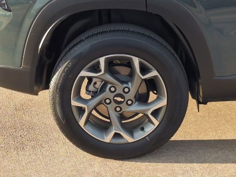 Certified 2025 Chevrolet Trax LT image 3