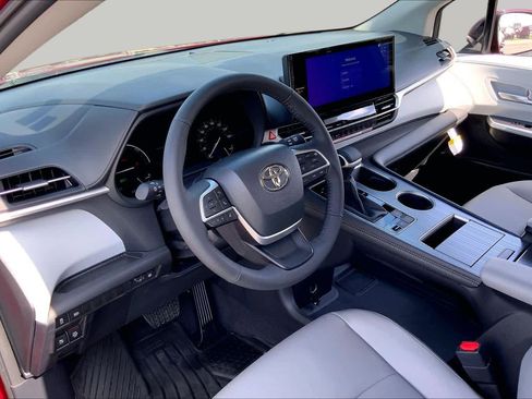 Used 2026 Toyota Sienna XLE FWD image 17